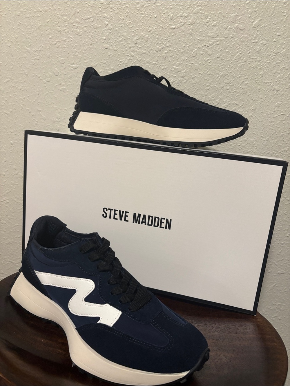 Steve Madden woman Navy and White Runner Sneakers